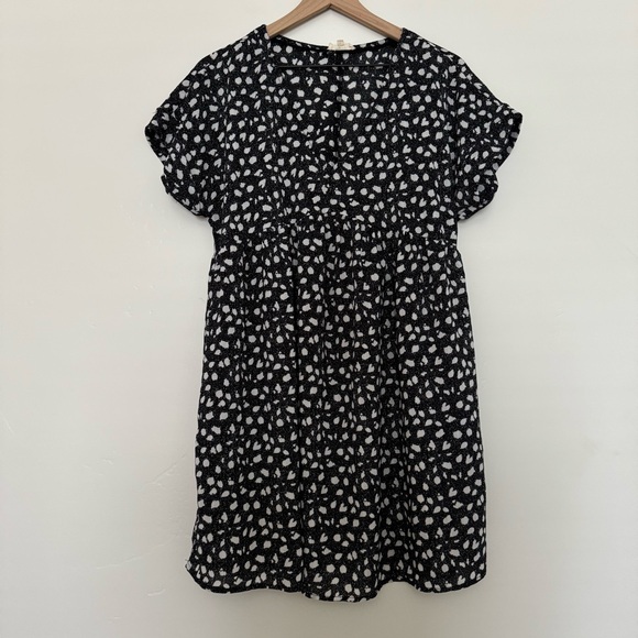 entro Dresses & Skirts - Black and white light weight v neck dress